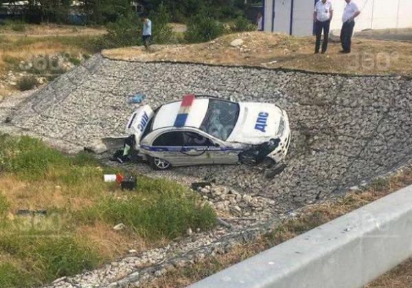 Mercedes сочинского ДПС оказался в кювете